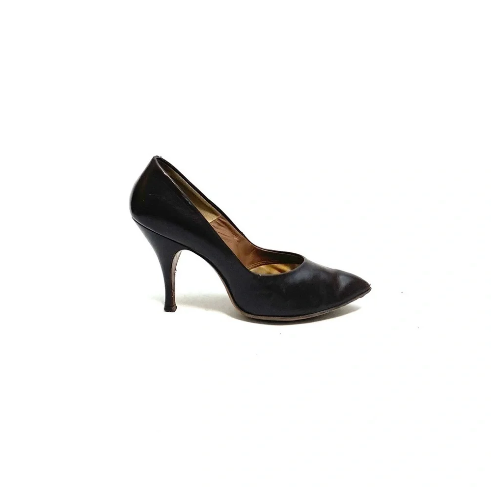 Vintage 1960s brown leather classic stiletto pumps